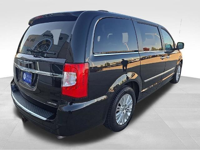 2015 Chrysler Town And Country - $7,488
