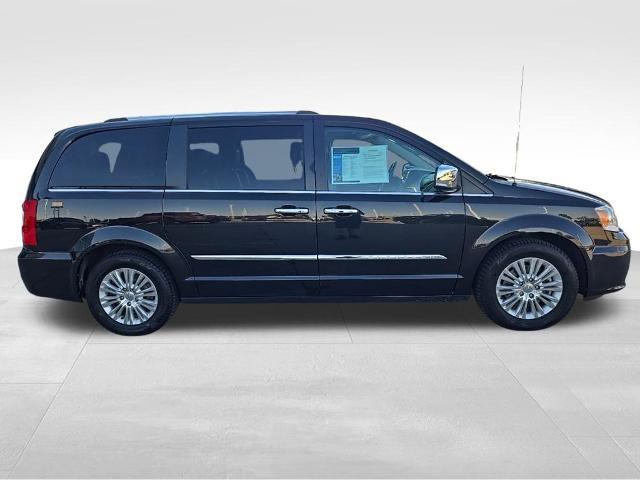 2015 Chrysler Town And Country - $7,488