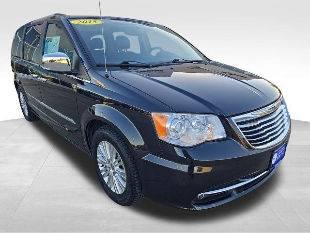 2015 Chrysler Town And Country - $7,488
