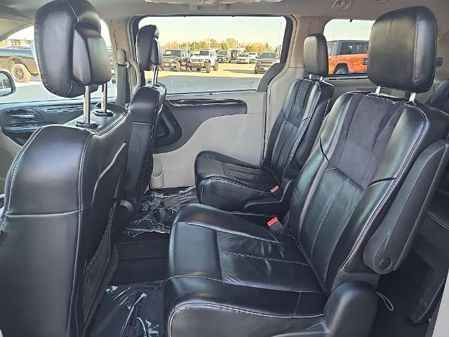2015 Chrysler Town And Country - $7,488