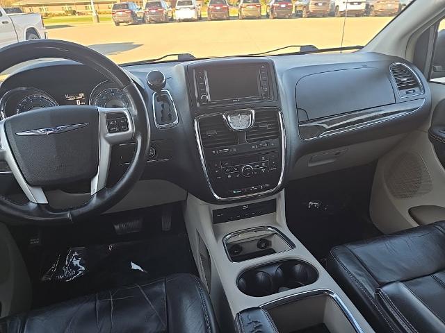 2015 Chrysler Town And Country - $7,488