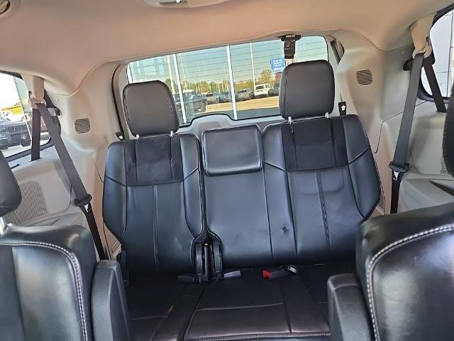 2015 Chrysler Town And Country - $7,488