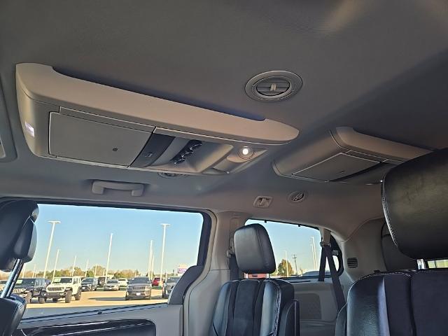 2015 Chrysler Town And Country - $7,488