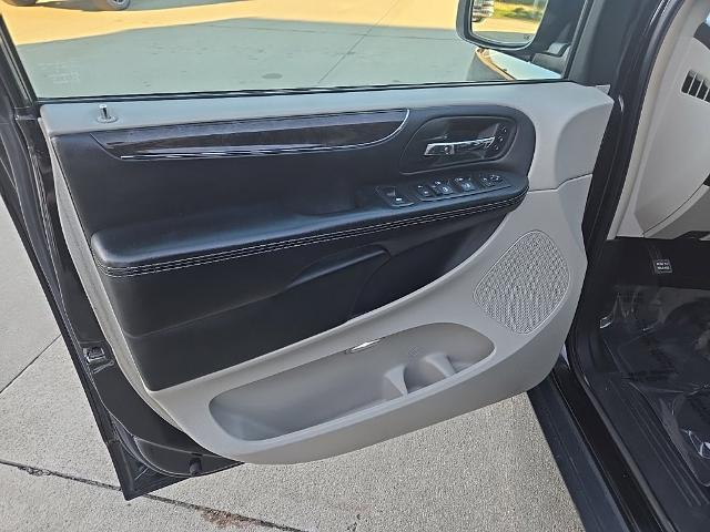 2015 Chrysler Town And Country - $7,488