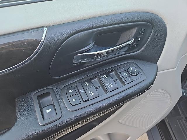 2015 Chrysler Town And Country - $7,488