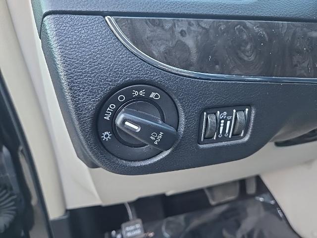 2015 Chrysler Town And Country - $7,488