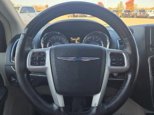 2015 Chrysler Town And Country - $7,488