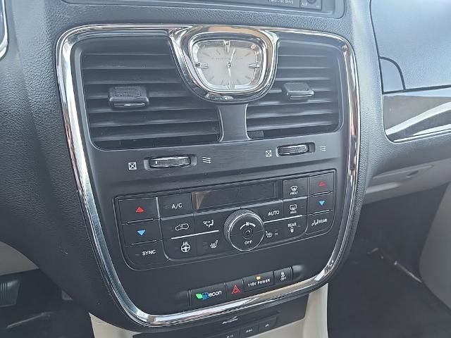 2015 Chrysler Town And Country - $7,488