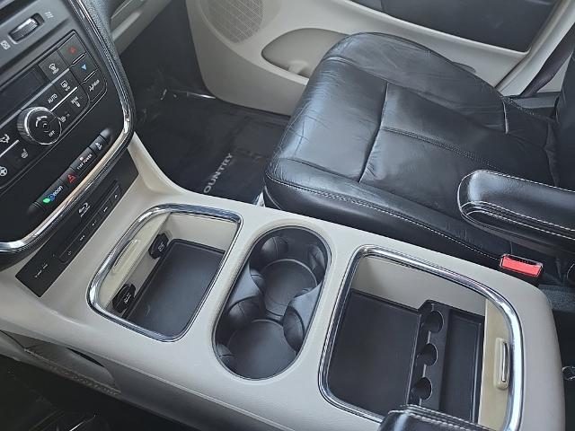 2015 Chrysler Town And Country - $7,488