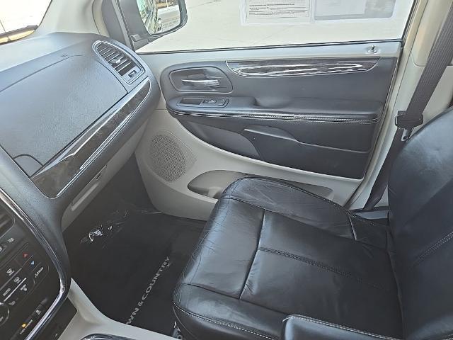 2015 Chrysler Town And Country - $7,488