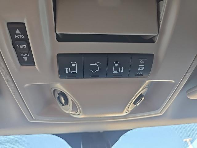 2015 Chrysler Town And Country - $7,488