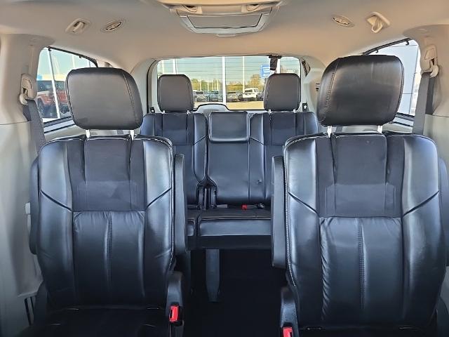 2015 Chrysler Town And Country - $7,488