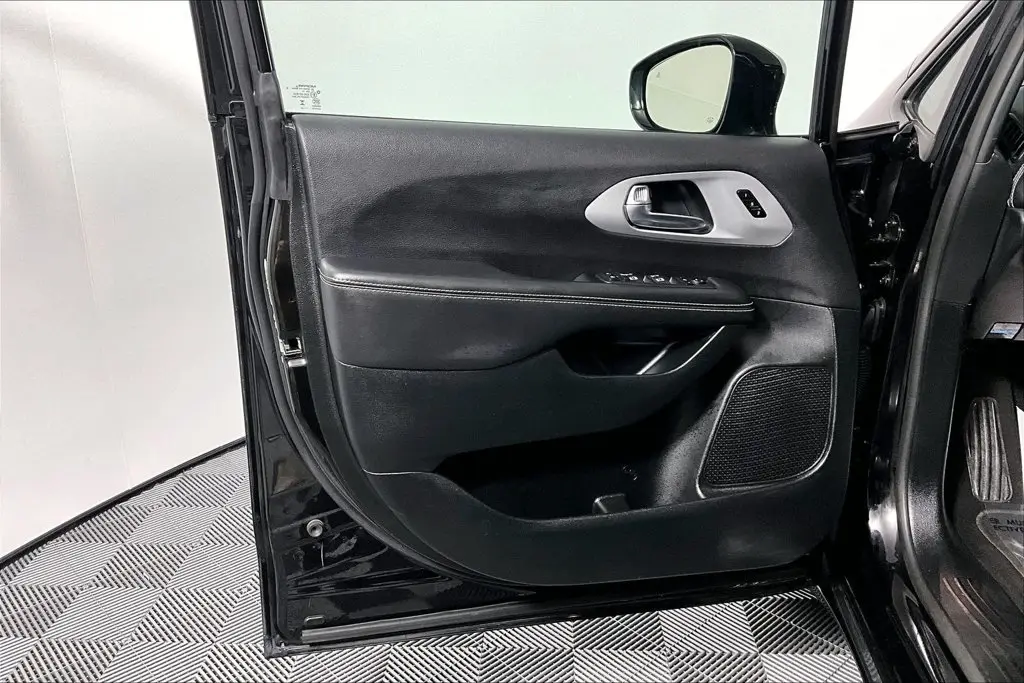2025 Chrysler Pacifica - $31,541