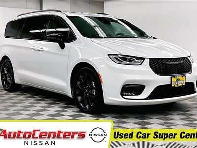 Photo of a 2025 Chrysler Pacifica Limited 4DR Mini-Van for sale