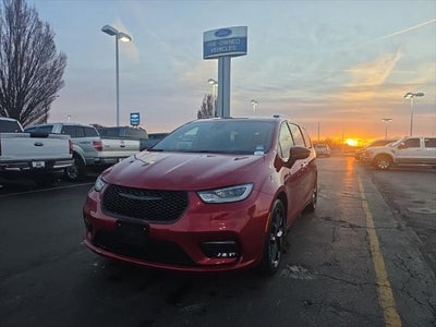 Photo of a 2025 Chrysler Pacifica Limited 4DR Mini-Van for sale