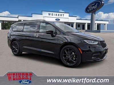 Photo of a 2025 Chrysler Pacifica Limited 4DR Mini-Van for sale