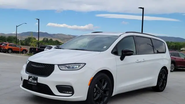 Preowned 2025 Chrysler Pacifica Limited for Sale