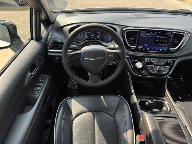 2025 Chrysler Pacifica - $33,799