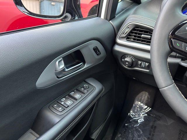 2025 Chrysler Pacifica - $33,799