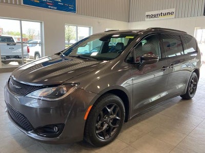 2020 Chrysler Pacifica Limited Red S 4DR Mini-Van