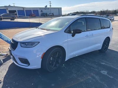 Photo of a 2025 Chrysler Pacifica Limited 4DR Mini-Van for sale