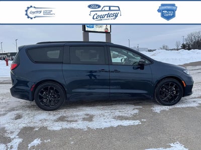 Photo of a 2025 Chrysler Pacifica Limited 4DR Mini-Van for sale