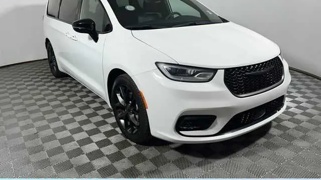 Preowned 2025 Chrysler Pacifica Limited for Sale