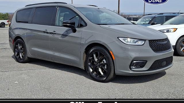 Preowned 2025 Chrysler Pacifica Limited for Sale