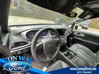 Photo of a 2025 Chrysler Pacifica Limited 4DR Mini-Van for sale