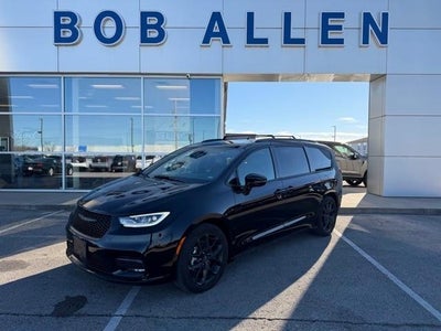 Photo of a 2025 Chrysler Pacifica Limited 4DR Mini-Van for sale