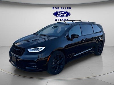 Photo of a 2025 Chrysler Pacifica Limited 4DR Mini-Van for sale