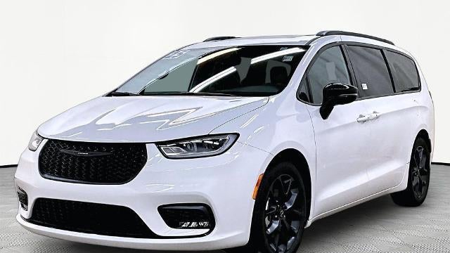 Preowned 2025 Chrysler Pacifica Limited for Sale