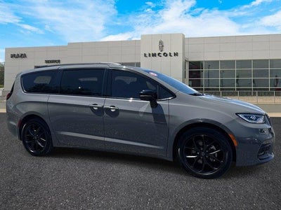 Photo of a 2025 Chrysler Pacifica Limited 4DR Mini-Van for sale