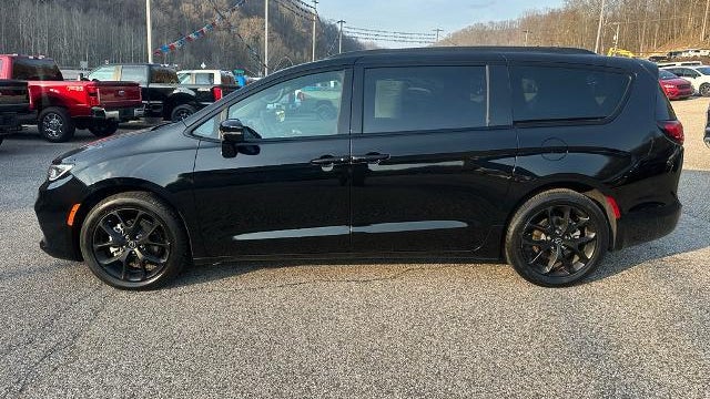 Preowned 2025 Chrysler Pacifica Limited for Sale