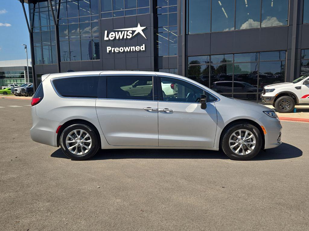 2026 Chrysler Pacifica - $42,500