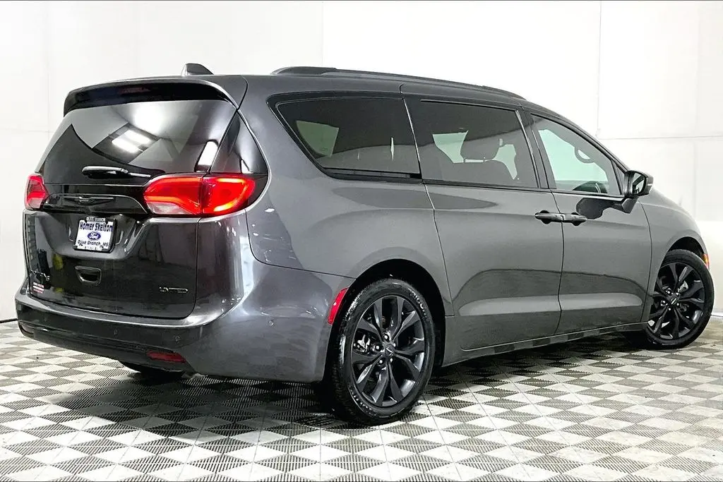 2020 Chrysler Pacifica - $22,541
