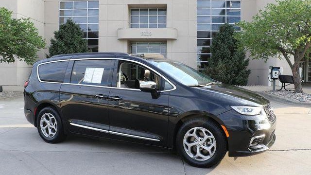 Preowned 2023 Chrysler Pacifica Limited for Sale