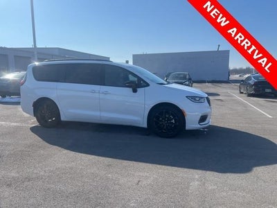 Photo of a 2025 Chrysler Pacifica Limited 4DR Mini-Van for sale