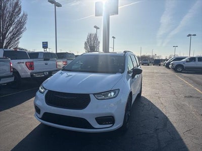 Photo of a 2025 Chrysler Pacifica Limited 4DR Mini-Van for sale