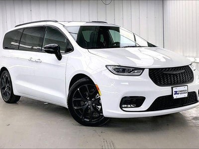 Photo of a 2025 Chrysler Pacifica Limited 4DR Mini-Van for sale