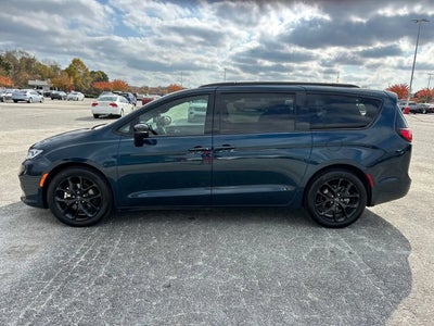 Photo of a 2025 Chrysler Pacifica Limited 4DR Mini-Van for sale