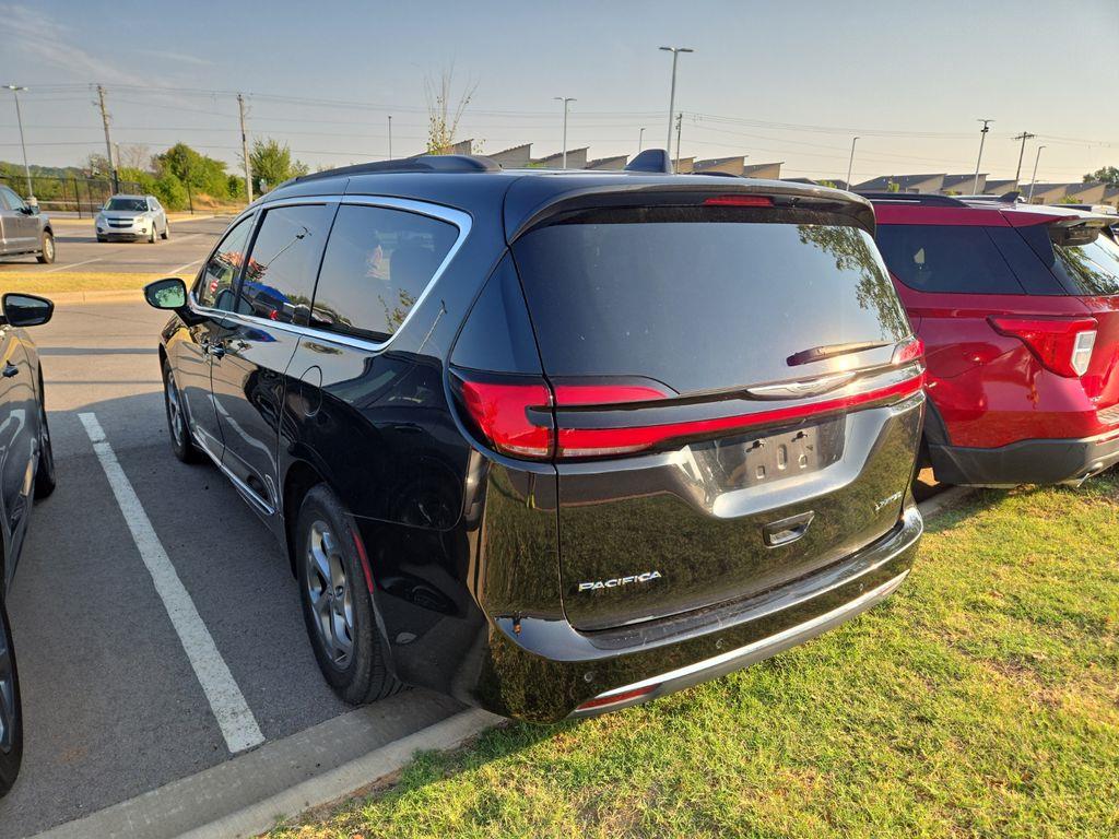 2023 Chrysler Pacifica Limited — photo 1 of 12