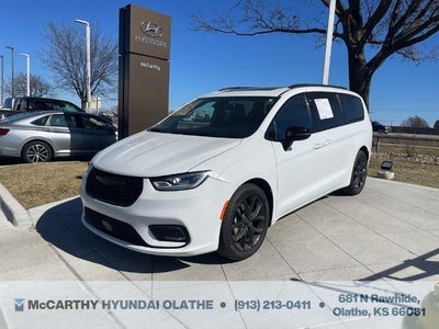 Photo of a 2025 Chrysler Pacifica Limited 4DR Mini-Van for sale