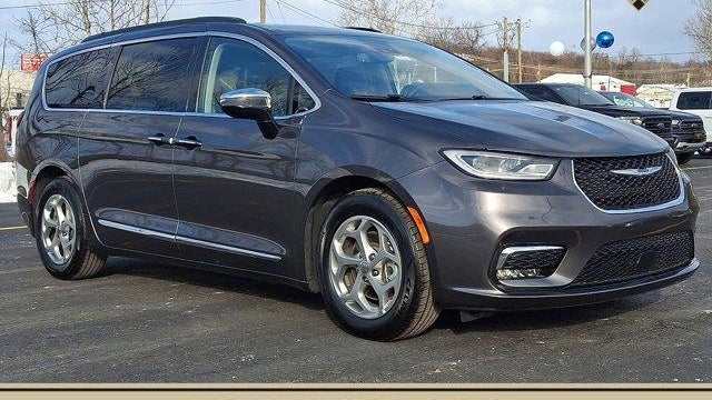 Preowned 2023 Chrysler Pacifica Limited for Sale
