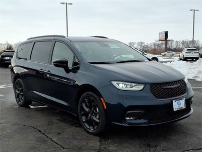 Photo of a 2025 Chrysler Pacifica Limited 4DR Mini-Van for sale