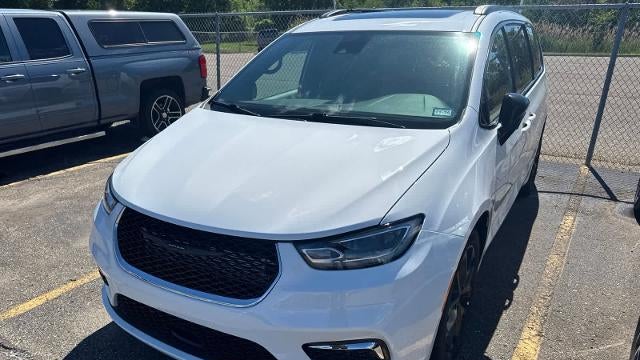 Preowned 2025 Chrysler Pacifica Limited for Sale