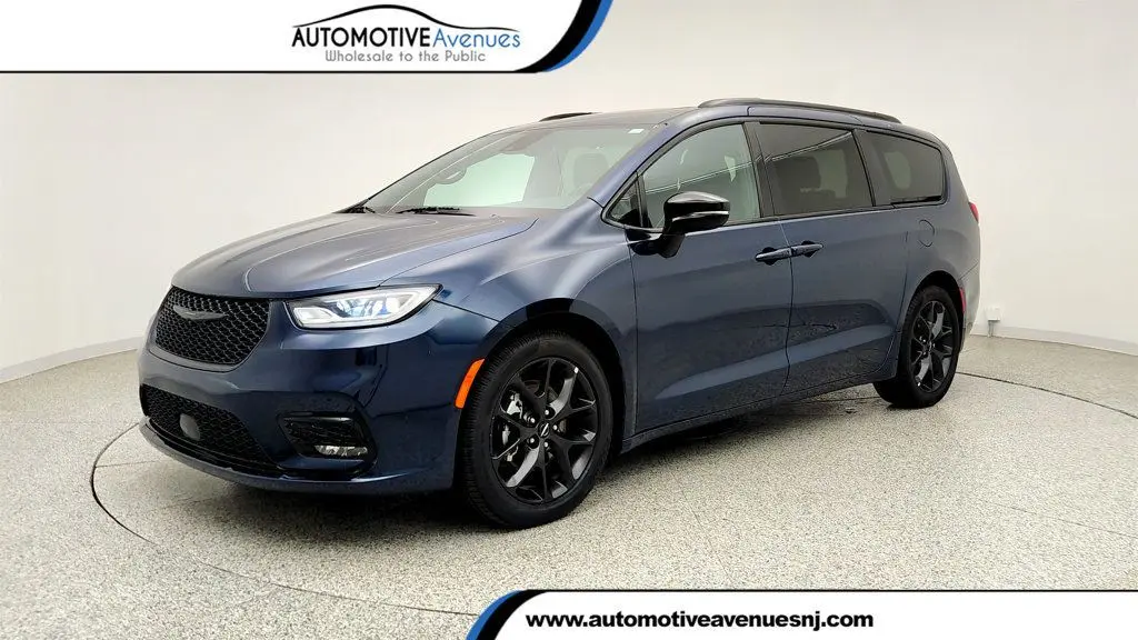 Preowned 2025 Chrysler Pacifica Limited for Sale