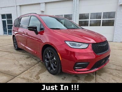 Photo of a 2025 Chrysler Pacifica Limited 4DR Mini-Van for sale