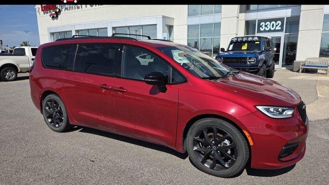 Preowned 2025 Chrysler Pacifica Limited for Sale