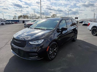 Photo of a 2025 Chrysler Pacifica Limited 4DR Mini-Van for sale